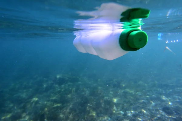 Plastic bottle floating in the sea, photo underwater with the se — Stock Photo, Image