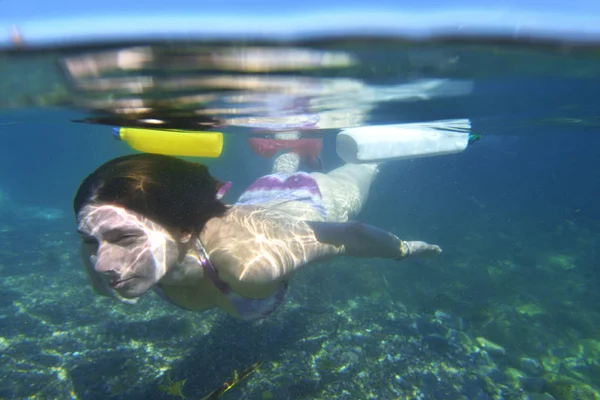 ゴミで海に潜る女性, — ストック写真