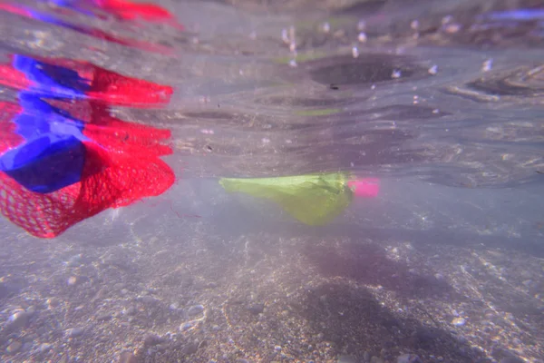 Plastflaska flytande på stranden — Stockfoto