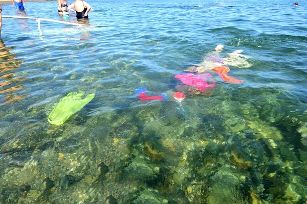 Mujer buceando en el mar con basura —  Fotos de Stock