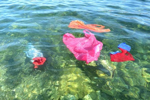 Plastiktüten treiben im Meer — Stockfoto