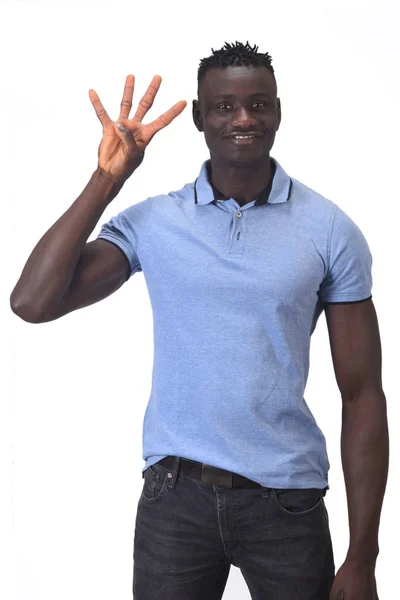 Dört numara şeklinde parmak ile Afrikalı adam — Stok fotoğraf