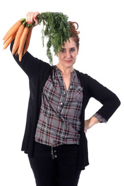 Beyaz arka planda havuç taşıyan bir kadının portresi.