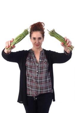 Beyaz arka planda kuşkonmaz olan bir kadının portresi.