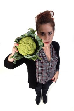 Beyaz arka planda brokoli olan bir kadının portresi.