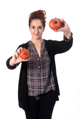 Beyaz arka planda domatesli bir kadının portresi.