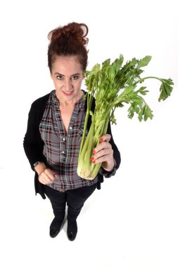 Beyaz arka planda kereviz olan bir kadının portresi