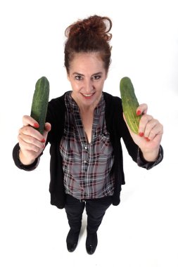 Beyaz arka planda salatalıklı bir kadının portresi.