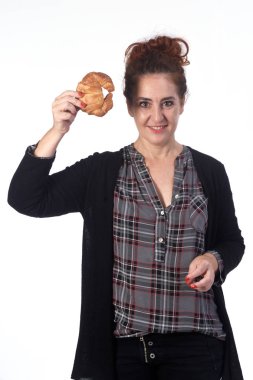 Beyaz arka planda ayçöreği olan kadın.