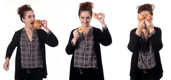 Mulher com um muffin no fundo branco — Fotografia de Stock