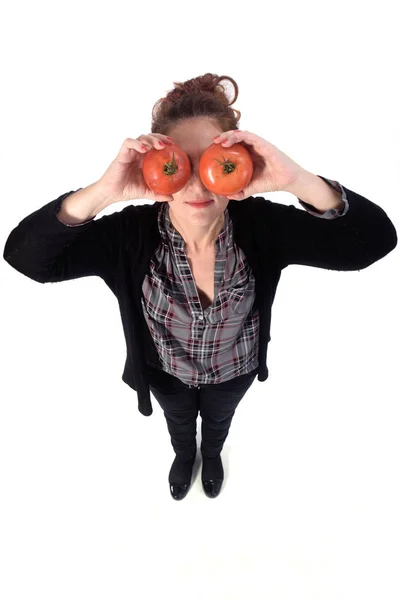 Portrait d'une femme avec des tomates sur fond blanc — Photo