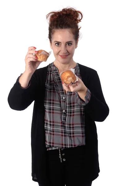 Mulher com um muffin no fundo branco — Fotografia de Stock