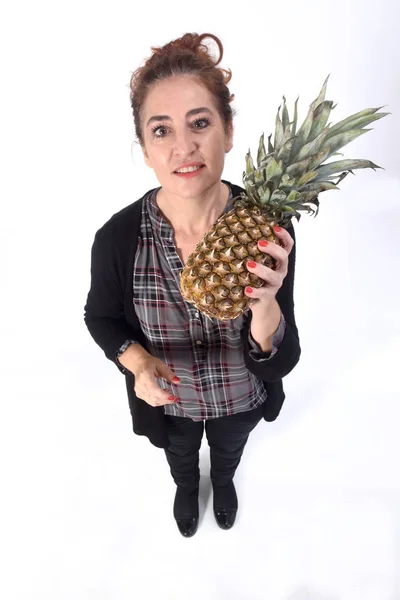 Frau mit Ananas auf weißem Hintergrund — Stockfoto