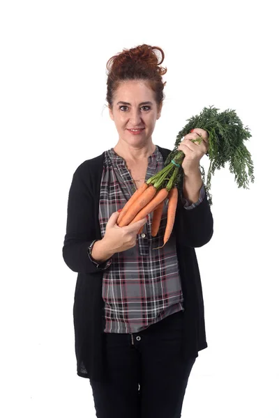 Portrait d'une femme aux carottes sur fond blanc — Photo