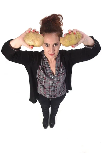 Retrato de uma mulher com batatas no fundo branco — Fotografia de Stock