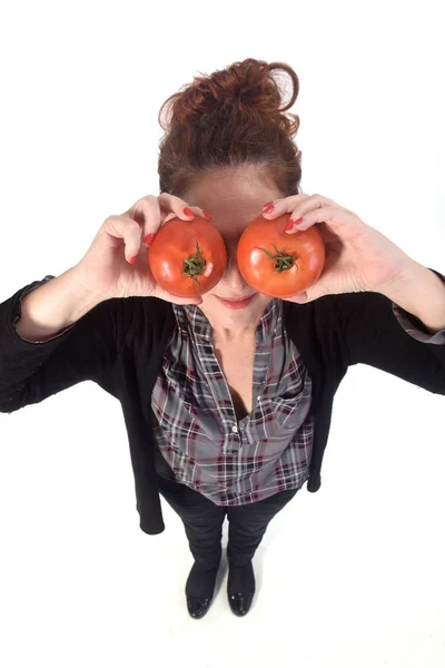Retrato de uma mulher com tomates sobre fundo branco — Fotografia de Stock
