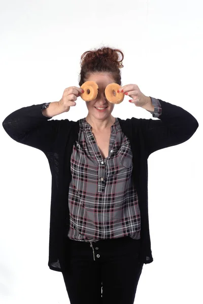 Retrato Uma Mulher Com Donuts Fundo Branco — Fotografia de Stock