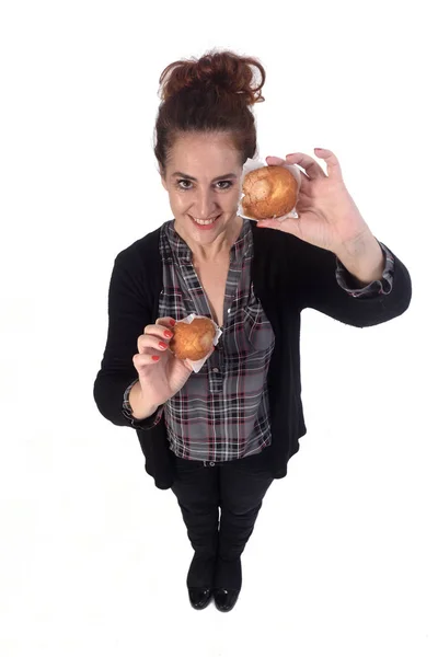 Femme avec un muffin sur fond blanc — Photo