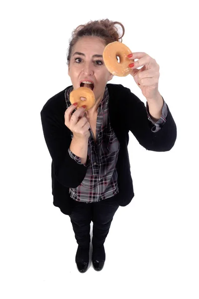 Mulher com donut no fundo branco — Fotografia de Stock