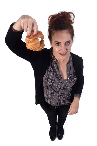 Donna con croissant su sfondo bianco — Foto Stock