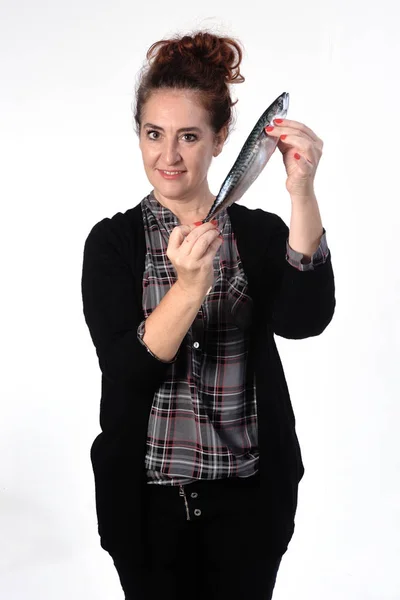 Femme avec maquereau sur fond blanc — Photo