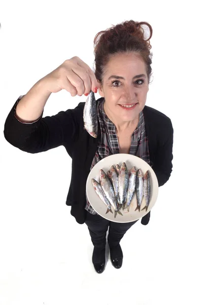 Femme avec sardine sur fond blanc — Photo