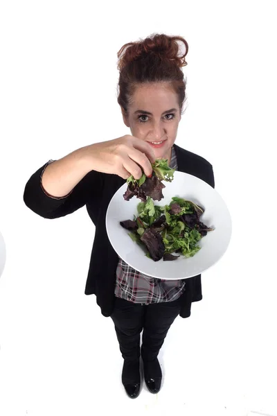 Mulher com salada no fundo branco — Fotografia de Stock