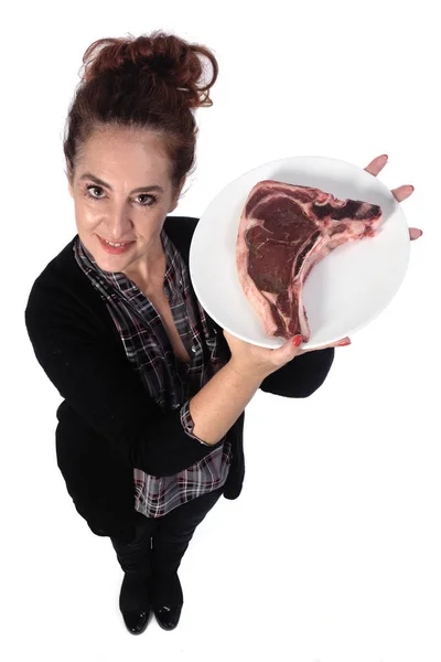 Žena se steakem syrové na bílém pozadí — Stock fotografie