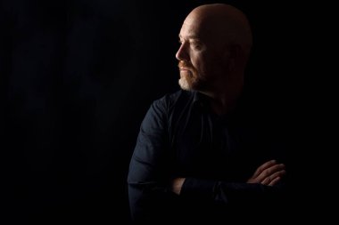 Bir adamın karanlık portresi.