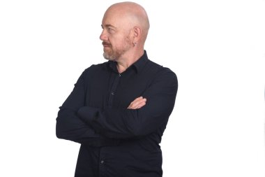 Beyaz arka planda yan yana duran bir adamın portresi.