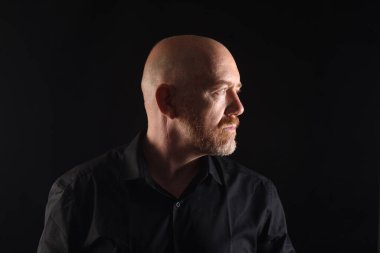 Gösterişsiz, ciddi bir adamın portresi.