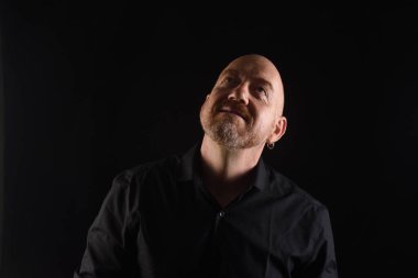 Gösterişsiz bir adamın portresi, yukarı bak.