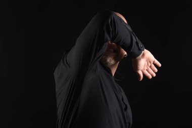 Adam kendini korumak için kolunu kaldırıyor.