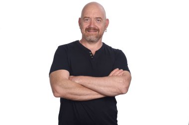 Beyaz arka planda kollarını kavuşturmuş bir adamın portresi.