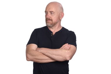 Tişörtlü bir adamın portresi ve beyaz arka plana bak.
