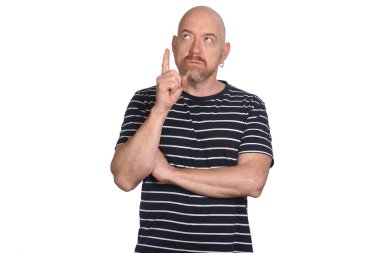 Beyaz arka planda düşünen ve işaret eden bir adam.