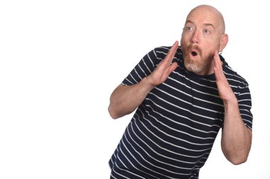 Beyaz arka planda şaşırmış bir adamın portresi.