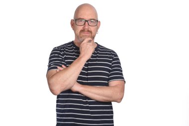 Kameraya ve beyaz arka plandaki çeneye bakan bir adamın portresi.