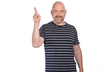Beyaz arkaplanı gösteren bir adamın portresi