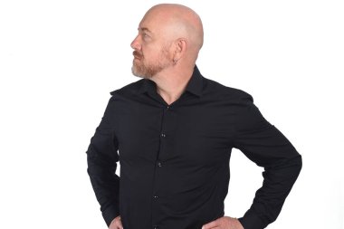 Beyaz arka planda elleri ve gömleği olan bir adamın portresi.