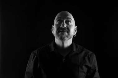 Gösterişsiz bir adamın portresi, yukarı bak ve siyah beyaz