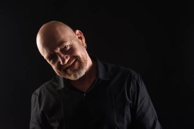 Balkon arka planda bir adamın portresi