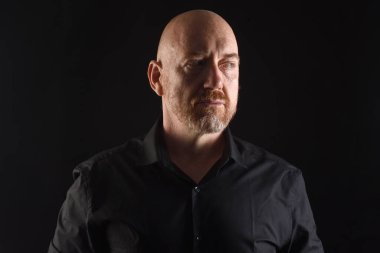 Gösterişsiz görünüşlü bir adamın portresi.