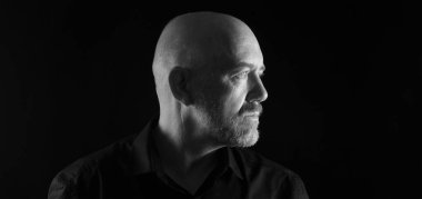 Gösterişsiz bir adamın portresi, ciddi ve siyah ve beyaz.