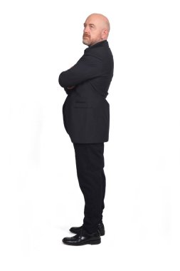 Ceketli sidik torbası beyaz arka plana bakıyor.