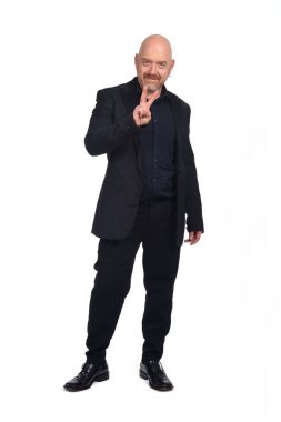 Adam beyaz arka planda zafer işareti yapıyor.