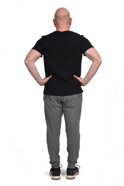 Beyaz Arka Planda Spor Kıyafetleri Kalçasında Kolları Olan Bir Adamın — Stok fotoğraf