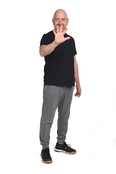 Kale Man Met Sportkleding Maken Nummer Vijf Met Hand Witte — Stockfoto