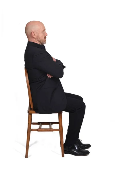 Portrét Muže Sedícího Židli Pohled Bílém Pozadí Paže Zkřížené — Stock fotografie