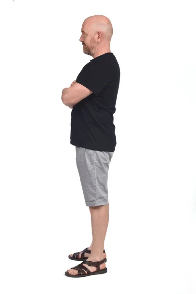 Homem Careca Perfil Com Shorts Camisa Sandálias Braços Cruzados — Fotografia de Stock